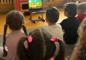Dzieci z grupy Liski oglądają film ,,Dbaj o ruch i odżywianie. Bo bieganie i skakanie to energii wyzwalanie ”.