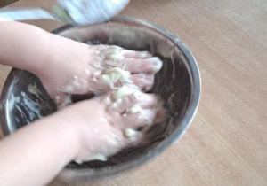 Slime - przedszkolaki wykonały bałwanki z masy slime typu „chmurka”.