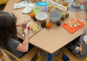 Smakowita sensoryka – przedszkolaki podczas krojenia sałatki owocowej i próbowania owoców poznawały ich smaki, zapachy i konsystencje.
