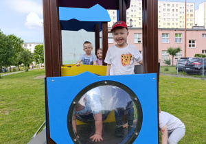 Na zdjęciu widoczne dzieci bawiące się na zestawie zabawowym.