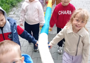 Dzieci podczas spaceru uczą się chodzić parami z wykorzystaniem „węża”.