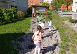 Dzieci podczas zabaw w ogródku przedszkolnym.