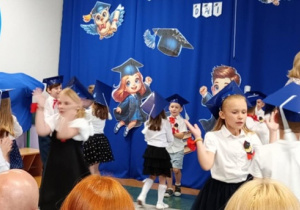 Dzieci w trakcie tańca Kukułeczka.