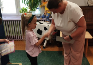 Pani wicedyrektor wręcza dyplomy i książki dla laureatów konkursu.