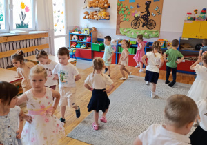 Dzieci podczas zabawy tanecznej.