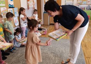 Nauczyciel gratuluje sukcesów przedszkolnych.