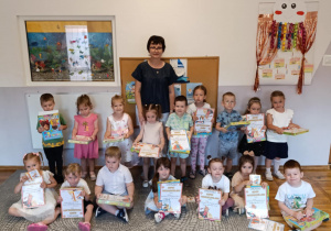 Dzieci pozują do wspólnego pamiątkowego zdjęcia