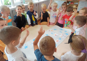 Dzieci z grupy „Misie” przyrzekają przestrzegać „Kodeksu Przedszkolaka”, który wspólnie stworzyły.