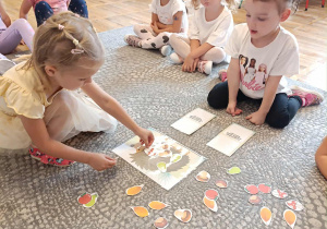 Dzieci układają na jeżu dary jesieni – liczba wskazana przez nauczyciela. Wspólnie przeliczają.