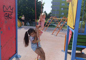 Dziewczynki podczas zabaw na placu zabaw.