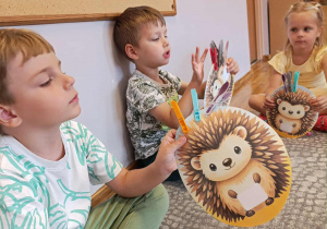 Matematyczny jeżyk – dzieci przypinają do ilustracji jeżyka tyle klamerek ile wskazuje pokazana cyfra.