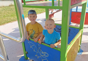 Dwóch chłopców bawi się na placu zabaw.