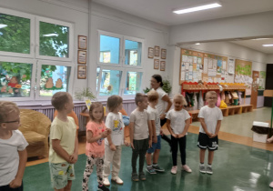 Zdjęcie rpzedstawia dzieci przebrane w stroje do gimnastyki.