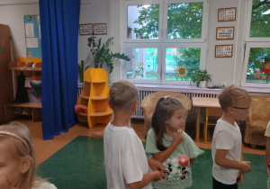 Zdjęcie rpzedstawia ćwiczące dzieci