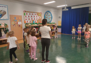 Zdjęcie przedstawia dzieci na gimnastycze.