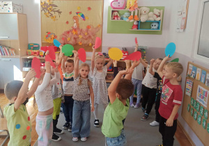 Dzieci z grupy Misie tańczą z kolorowymi kropkami.