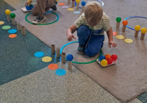 Chłopcy układają piłki według wzoru.