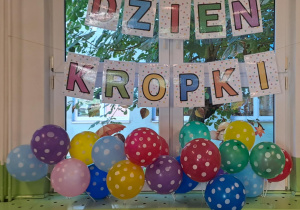 Dekoracja z napisem Dzień Kropki.