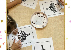 Na zdjęciu widnieje praca plastyczna wykonywana przez dzieci.