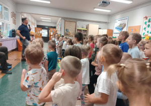 Dzieci słuchają szanty.