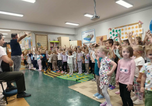 Dzieci tańczą do piosenki.