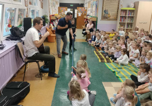 Dzieci ciągną kotwicę.