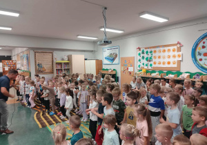 Wspólna zabawa do piosenki.