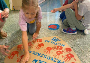 Dzieci z grupy Motylki stworzyły wspólne serce na którym odbiły swoje rączki z okazji ,,Dnia Przedszkolaka”.