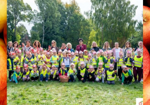 Przedszkolaki pozują do zdjęcia z P. Wiceprezydent Miasta Bełchatowa oraz z certyfikatem pobicia rekordu Polski.