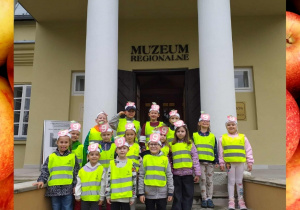 Grupa Odkrywców pozuje do zdjęcia pod wejściem do Muzeum