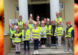 Grupa Smerfów pozuje do zdjęcia pod wejściem do Muzeum