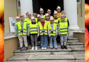 Grupa Motylków pozuje do zdjęcia pod wejściem do Muzeum