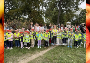 Przedszkolaki z opaskami w kształcie jabłek pozują w Parku Olszewskich podczas obchodów Festiwalu Sztuki Jabłka.