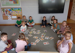 Na zdjęciu widzimy dziewczynkę z grupy Odkrywcy podczas układania jesiennego domina.