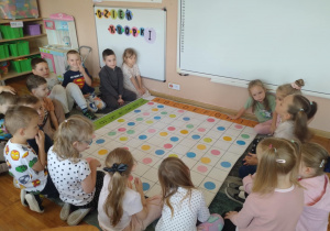 Podczas obchodów Międzynarodowego Dnia Kropki dzieci z grupy smerfy wzięły udział w wyjątkowej zabawie z elementami kodowania.