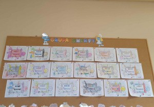 Zdjęcie przedstawia tablice z pracami plastycznymi z okazji Dnia Kropki jakie dzieci z grupy Smerfy wykonały z okazji tego dnia