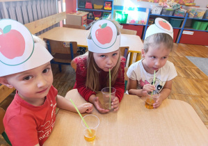 Dzieci degustują sok jabłkowy.