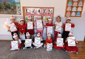 Dzieci prezentują swoje prace – jabłkowe rytmy.