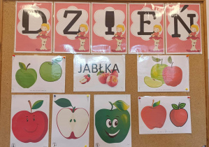 Zdjęcie przedstawia tablice z dekoracją i napisem Dzień jabłka