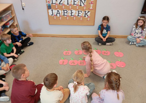 Dziewczynka z grupy Odkrywcy liczy jabłka.