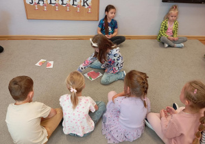 Na zdjęciu widzimy dziewczynkę z grupy Odkrywcy, która układa puzzle.