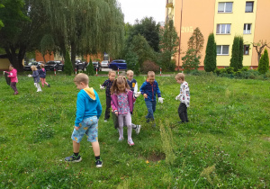 Dzieci cieszą się z wykonywanego przez siebie zadania.