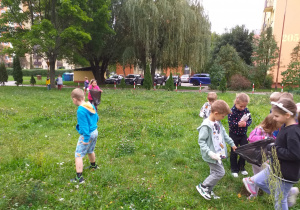 Dzieci zaangażowane w postawione im zadanie.