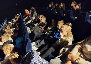 Dzieci z grupy Smerfy w oczekiwaniu na bajkę Super Charlie.