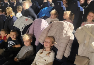 Dzieci z grupy Żabki w oczekiwaniu na bajkę Super Charlie.