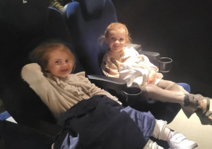 Dwie dziewczynki z grupy Żabki w oczekiwaniu na bajkę Super Charlie.