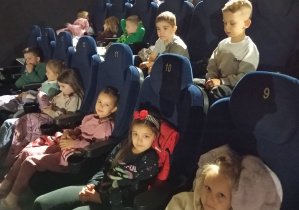 Dzieci z grupy Odkrywcy podczas oglądania bajki w kinie pt. "Super Charlie.