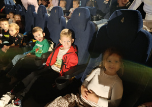 Dzieci z grupy Misie podczas seansu filmowego z okazji Dnia Chłopaka.