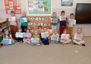 Dzieci z grupy Żabki podczas zabaw z okazji Dnia Jabłka.