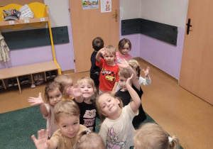 10.Zdjęcie dzieci z grupy „Biedronki” wracających do swojej sali po obejrzeniu bajki